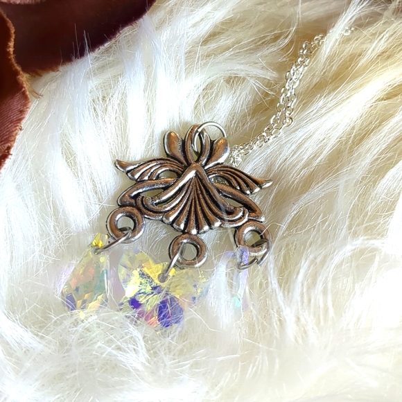 Handcrafted lotus flower and crystal necklace - Picture 3 of 3